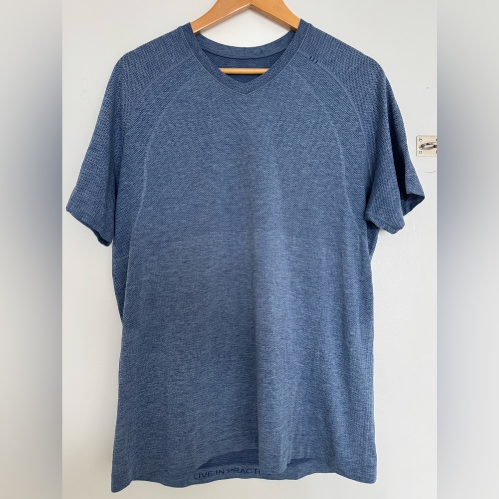 Lululemon Men's Metal Vent Tech Short Sleeve Size L Color Blue V Neck